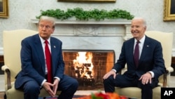 即将离任的拜登在圣诞节敦促美国人反思和团结，将上任的特朗普则抨击其政治对手与外国。(美联社：2024年11月14日)