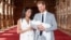 喜得贵子的英国哈里亲王和妻子梅根抱着婴儿亮相。(2019年5月8日)