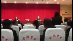 金湖县就疫苗问题开会 受害母亲当场质问官员