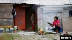Para pekerja migran dari Indonesia terlihat di luar gubuk mereka di Kuala Lumpur, Malaysia, 19 Juni 2011. (Foto: Reuters)