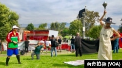 美国女子莱斯利·李维装扮成自由女神像,抗议中国政府