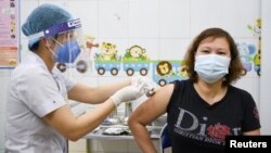 រូបឯកសារ៖ ស្ត្រី​ម្នាក់​ទទួល​វ៉ាក់សាំង​​របស់​ក្រុមហ៊ុន AstraZeneca សម្រាប់​បង្ការ​ជំងឺ​កូវីដ១៩ នៅ​មន្ទីរពេទ្យ Hai Duong ខេត្ត Hai Duong ប្រទេស​វៀតណាម ថ្ងៃទី៨ ខែមីនា ឆ្នាំ២០២១។