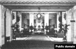 Glavni lobi Hotela Ruzvelt, fotografisan 1925. godine, za magazin "Hotel Monthly". (HathiTrust)