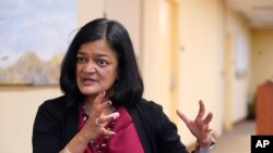 资料照片：来自华盛顿州的民主党联邦众议员贾亚帕尔在西雅图接受采访。(2021年11月12日)