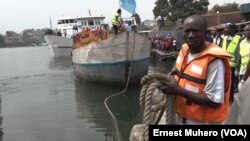 Bakambi ya bokolongono bazali kolukaluka masuwa manso makomi na libongo mpo na Ebola, na Bukavu, Sud-Kivu, 31 juillet 2019. (VOA/Ernest Muhero)