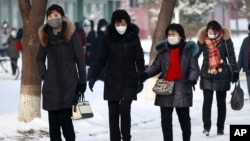 북한 주민들이 마스크를 끼고 평양 시내를 걷고 있다.