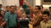 Presiden Joko Widodo menerima hadiah burung dari pedagang pasar burung, di Istana Negara, Jakarta (3/9). (VOA/Ahadian Utama)