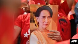 Migrantkinja iz Mjanmara drži fotografiju Aung San Su Ći ispred ambasade Mjanmara u Bangkoku 1. februara 2021. (Foto: AFP)