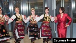 Na kraju ceremonije 9. maja, na Ventvortu se igralo i kolo, zahvaljujući kulturno-umetničkom društvu Gračanica iz Bostona. Fotografija: Joshua Touster