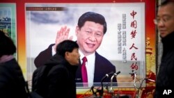 行人走过北京街头的习近平画像。（2018年3月2日）