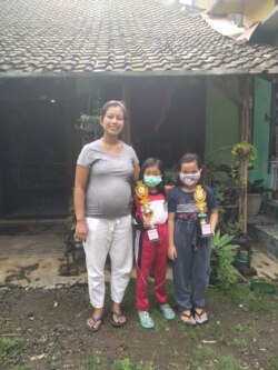 Arumy Marzudhy, mantan buruh migran di Singapura yang gembira dengan keputusan MK yang membatalkan uji materi yang diajukan ASPATAKI. (Foto: privat)