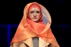 Seorang model memperagakan kreasi karya desainer mahasiswa Sherly Az Zahra pada hari pertama Festival Busana Muslim Indonesia di Jakarta, 19 April 2018. (Foto: Reuters / Beawiharta)