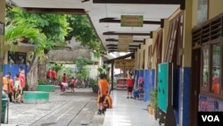 Suasana SD Negeri yang wali murid dan komite sekolah menolak keberadaan ADHA di Solo (Foto: Yudha/VOA).