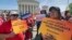 Para aktivis imigrasi melakukan unjuk rasa menentang dimasukkannya "status kewarganegaraan" dalam Sensus 2020, dalam aksi depan Kantor Mahkamah Agung AS di Washington DC (23/4).