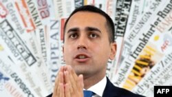 意大利副总理迪马约2018年11月9日在罗马的一个记者会上。