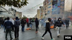 伊朗反政府抗议者封锁了首都德黑兰的一条道路。(2019年11月17日)