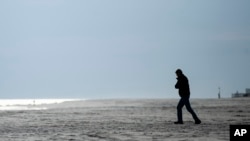 Amerikanci se osećaju depresivno i usamljeno (Foto: AP/Matt Rourke)