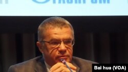 天然气工业公司副总裁亚历山大-梅德韦杰夫。(美国之音白桦拍摄)