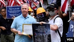 香港抗议者举着星条旗在美国驻港总领事馆前集会，要求美国支持香港民主。领事馆派代表接收游行人士的请愿信及联署宣言。 (2019年9月8日）