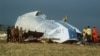 Spasioci i istražitelji pretražuju područje oko pilotske kabine aviona kompanije Pan Am na polju istočno od Lokerbija, Škotska, 23. decembar 1988. (Foto: ARHIVA / Rojters / Greg Bos)
