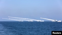 中国海军在渤海和黄海海域进行实弹军演。（2017年8月8日）
