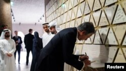 Američki državni sekretar Entoni Blinken napisao je "Svetlo u tami" na zidu namera u Abu Dabiju tokom posete Ujedinjenim Arapskim Emiratima 14. oktobra 2023. (Foto: Rojters/ Jacquelyn Martin)