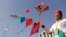 International Kite Festival di Ahmadabad, India, Selasa, 11 Januari 2011. Kompetisi layang-layang tahunan India menimbulkan korban jiwa pada tahun ini karena para peserta menggunakan benang dengan lapisan khusus untuk memutuskan tali layang-layang lawan. (Foto: AP)