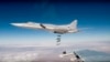 러시아 폭격기 Tu-22M3가 시리아 동부 데이르알조르 지역의 IS 세력을 목표로 폭탄을 투하하는 사진. (자료사진)