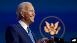 Joe Biden, oyo amonani kozala molongi ya maponami ma Etats-Unis, azali kosala lisikulu na Wilmington, Delaware, 9 novembre 2020.