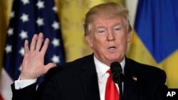 美国总统川普在白宫与瑞典首相斯特凡·勒文举行的联合记者会上讲话。（2018年3月6日）