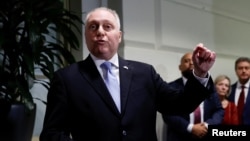 Stiv Skalis u razgovoru sa medijima nakon povlačenja kandidature za predsedavajućeg Predstavničkim domom (REUTERS/Evelyn Hockstein)