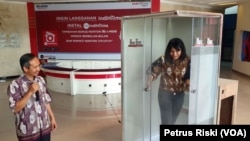 Rektor Institut Teknologi Telkom Surabaya (ITTS), Tri Arif Sardjono menunjukkan fungsi bilik sterilisasi buatan ITTS untuk mencegah penyebaran virus corona. (Foto: VOA/ Petrus Riski)