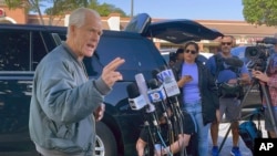 Bivši zvaničnik Bijele kuće Piter Navaro obraća se novinarima uoči odlaska. zatvor (Foto: AP/Adriana Gomez Licon)