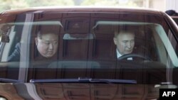 Kim i Putin u limuzini (Photo by Gavriil GRIGOROV / POOL / AFP)