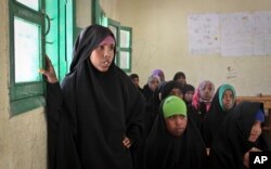 Remaja perempuan menghadiri diskusi usai jam sekolah mengenai sunat perempuan di Sekolad Dasar Sheik Nuur di Hargeisa, Somaliland, 16 Februari 2014.