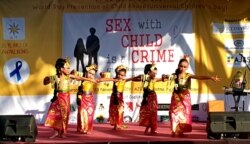 Tampilan Tari Pendet di panggung aktualisasi anak sangat diperlukan untuk mewadahi kreatifitas dan kemampuan anak, agar anak lebih kuat secara mental dan menghindarkan dari ancaman pelaku kejahatan seksual di dunia maya. (Foto: Petrus Riski/VOA)