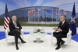 Presiden AS Joe Biden bertemu dengan Sekretaris Jenderal NATO Jens Stoltenberg selama pertemuan puncak NATO, di markas Aliansi di Brussels, Belgia, 14 Juni 2021. (Foto: Stephanie Lecocq via REUTERS)