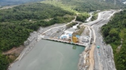 Bendungan PLTA Poso 1 di desa Sulewana, Kecamatan Pamona Utara, Kabupaten Poso, Sulawesi Tengah, Selasa (24/11/2020). (Foto: VOA/Yoanes Litha)