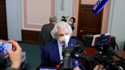 Advokat Genri Reznik, zastupnik grupe za ljudska prava Internešenel Memorijal, razgovara sa novinarima posle sednice Vrhovhnog suda Rusije, 28. decembra 2021.