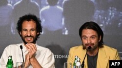 Iranski reditelji Ali Abasi i američki glumac Sebastijan Sten na pres konferenciji povodom filma "Šegrt" na 77. filmskom festivalu u Kanu, 21. maja 2024. (Foto: Julie SEBADELHA / AFP)