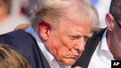 អតីត​ប្រធានាធិបតី​សហរដ្ឋអាមេរិក​លោក Donald Trump រង​របួស​ ក្រោយ​រង​ការ​ប៉ុនប៉ងធ្វើឃាត នៅទីក្រុង Butler រដ្ឋ Pennsylvania កាលពីថ្ងៃទី១៣ ខែកក្កដា ឆ្នាំ២០២៤។ 