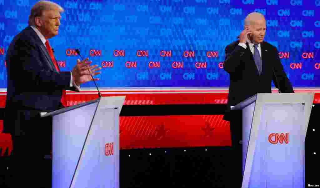 លោកប្រធានាធិបតី​ Joe Biden(ស្តាំ) និង​បេក្ខជន​ប្រធានាធិបតី​នៃបក្ស​សាធារណរដ្ឋ​លោក Donald Trump​ (ឆ្វេង) ឈរ​អំឡុង​ពេលសម្រាកក្នុង​ការ​ជជែក​ដេញដោល​គ្នាមួយ​ដែល​រៀបចំ​ដោយ CNN កាលពីថ្ងៃព្រហស្បត្តិ៍​ទី​២៧ មិថុនា ឆ្នាំ២០២៤ ក្នុង​ទីក្រុង Atlanta។ (REUTERS/Brian Snyder/File Photo)