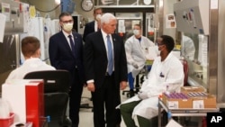 Wakil Presiden Mike Pence mengunjungi laboratorium molekuler Mayo Clinic, 28 April 2020, di Rochester.