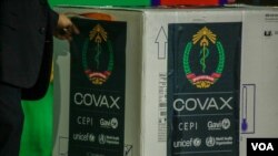 រូបឯកសារ៖ វ៉ាក់សាំង​បង្ការ​ជំងឺ​កូវីដ១៩ ​របស់​ក្រុមហ៊ុន​ AstraZeneca​ តាមរយៈយន្តការកូវ៉ាក់ COVAX មក​ដល់​អាកាសយានដ្ឋានអន្តរជាតិភ្នំពេញ ថ្ងៃ​អង្គារ​ ទី​២​ ខែ​មីនា​ ឆ្នាំ​២០២១​។ (ហ៊ាន សុជាតា/​វីអូអេ​)