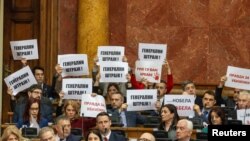 Opozicija drži transparente u Skupštini Srbije (REUTERS/Djordje Kojadinovic)