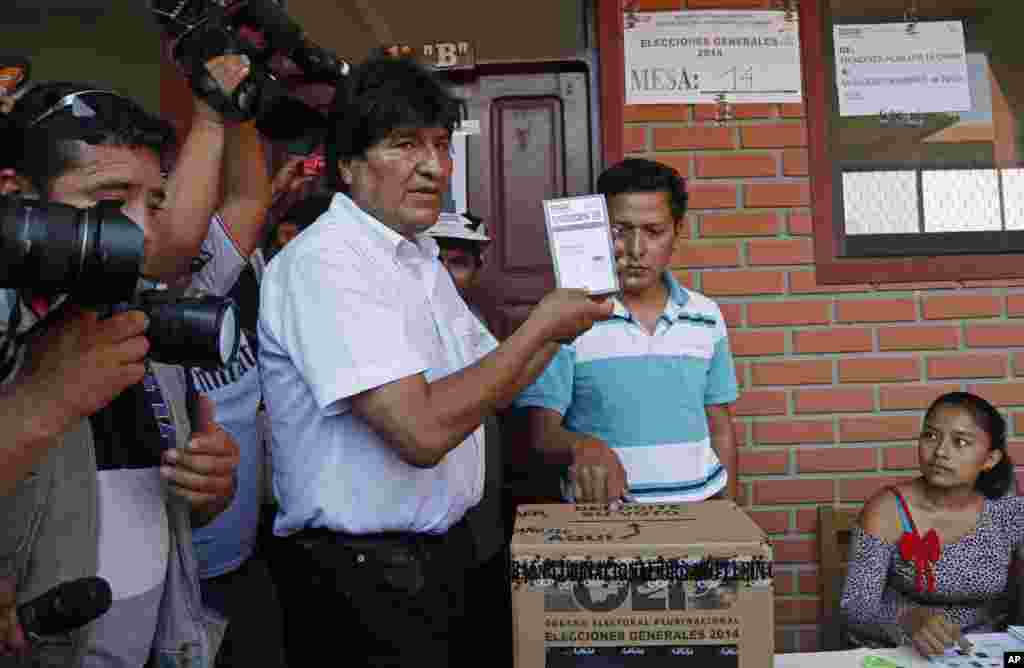 Bolivia's President Evo Morales voting at a polling station in Villa 14 de Septiembre, Oct. 12, 2014.