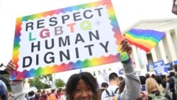 ARHIVA - Aktivisti za prava LGBTQ osoba protestuju ispred zgrade Vrhovnog suda za vreme razmatranja slučaja diskriminacije na radnom mestu, 8. oktobra 2019.