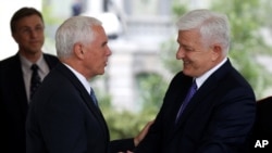 Potpredsjednik SAD Majk Pens rukuje se sa crnogorskim premijerom Duškom Markovićem ispred Bijele kuće, 5. jun 2017