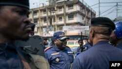 Mokambi ya police ya etuka mpe engumba ya Kinshasa, Commissaire div. Sylvano Kasongo kati ya ba policiers na Kinshasa, 30 juin 2018.