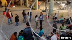 Migranti iz Centralne Amerike čekaju u ograđenom prostoru gde ih drže agenti američke Agencije za zaštitu granice u El Pasu u Teksasu.